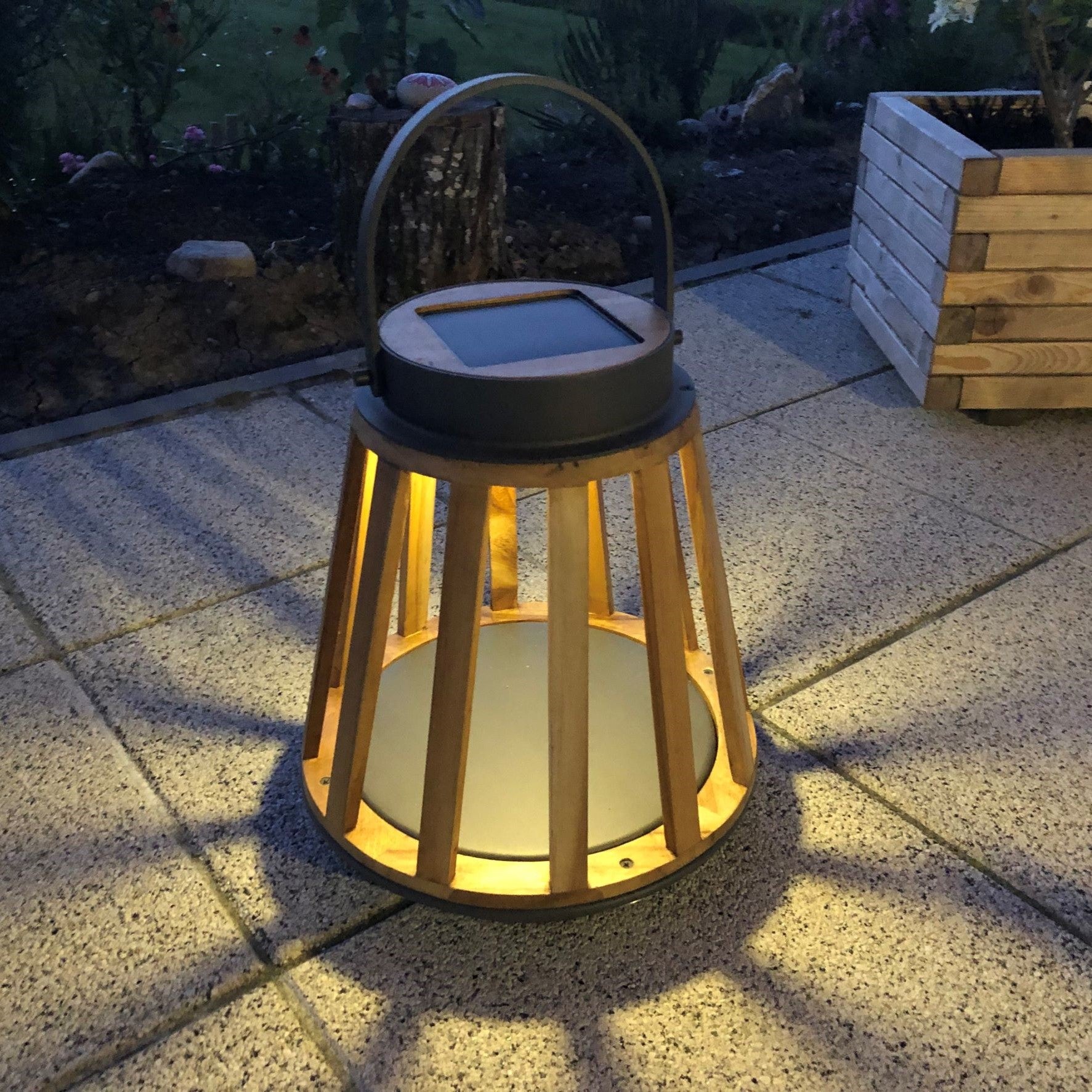 SUNS - Solar Gartenleuchte KATE S aus Teak und Metall in Schieferbraun