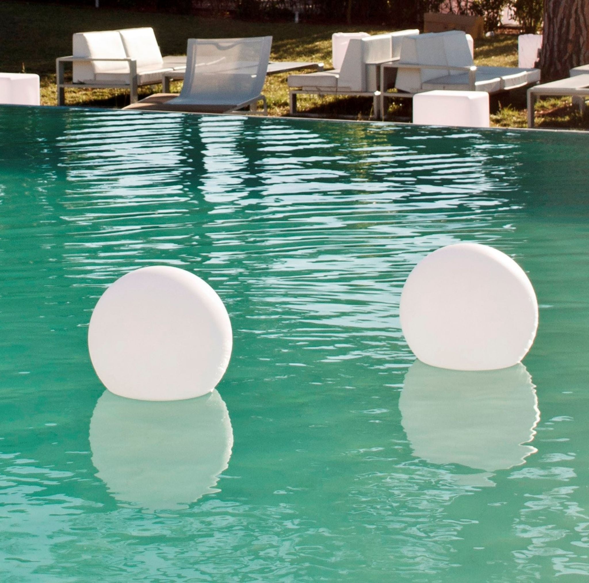 BALL kabellose Schwimmleuchte von Smart and Green Ø35cm