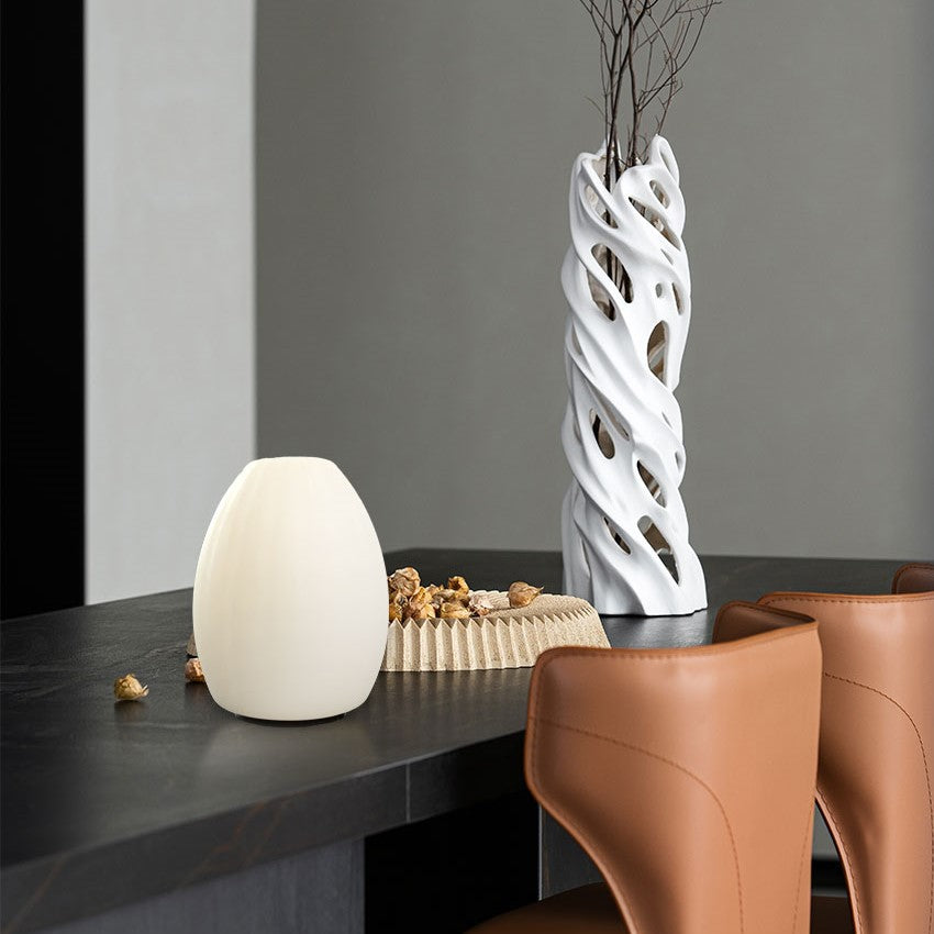 CRYSTAL Akku LED Tischleuchte Höhe 20cm von Smart and Green auf einem Tisch