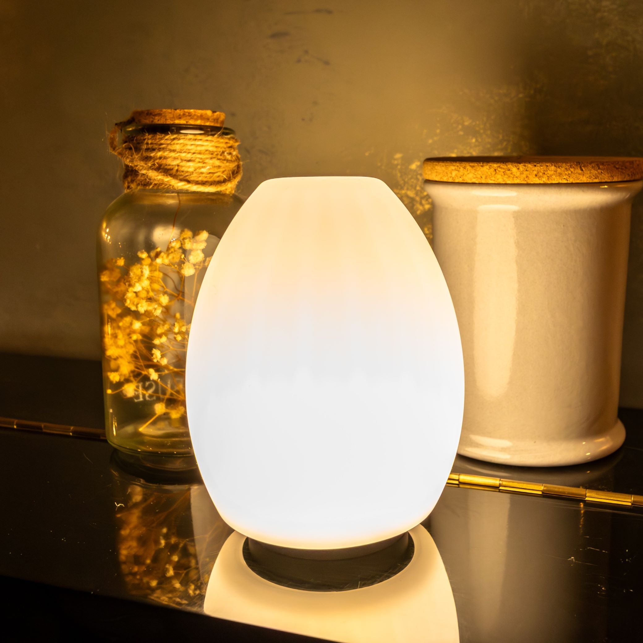 Dimmbare Akku LED Leuchte in Ei Design von Smart and Green. H20 Ø12cm
