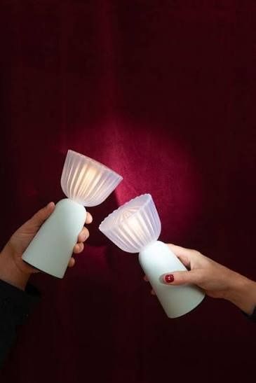 2SWINNG Tischleuchten in der Hand von Personen