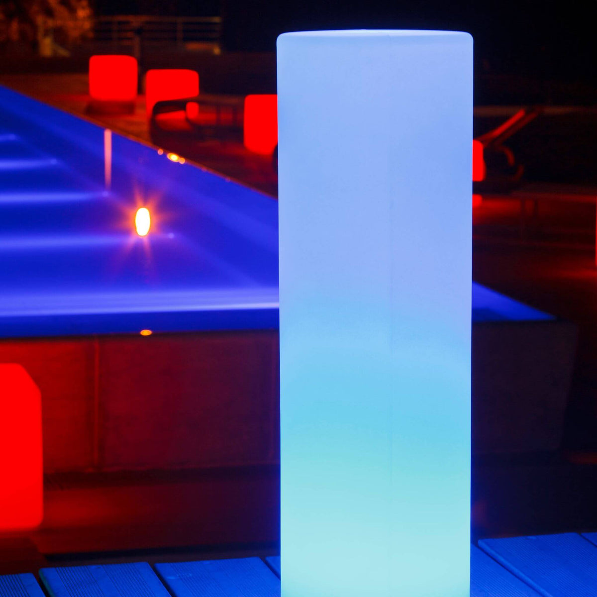 Smart and Green TOWER 70cm blau beleuchtet am Pool